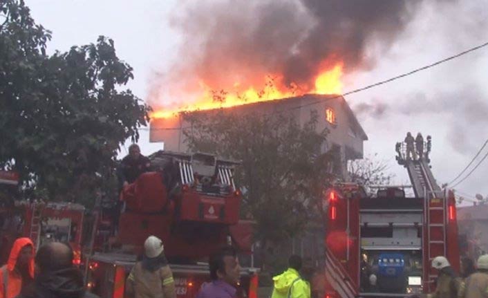 Apartmana yıldırım düştü