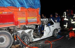 Otomobil kamyonun altına girdi: 3 ölü