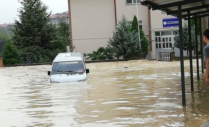 Dereler taştı, ilçe sular altında kaldı