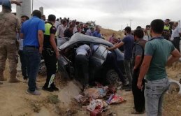 Otomobil elektrik direğine çarptı: 2 ölü, 2 yaralı