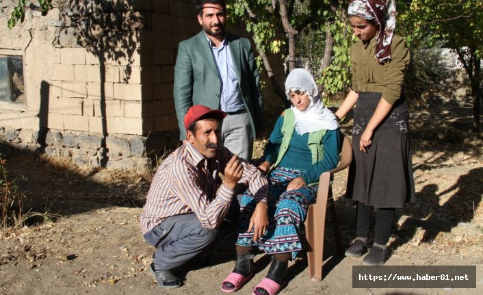 Felçli eşini sırtında taşıyor