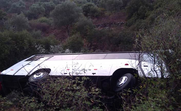 Futbolcuları taşıyan otobüs devrildi