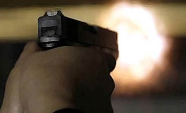 Önce karısını vurdu sonra intihar etti