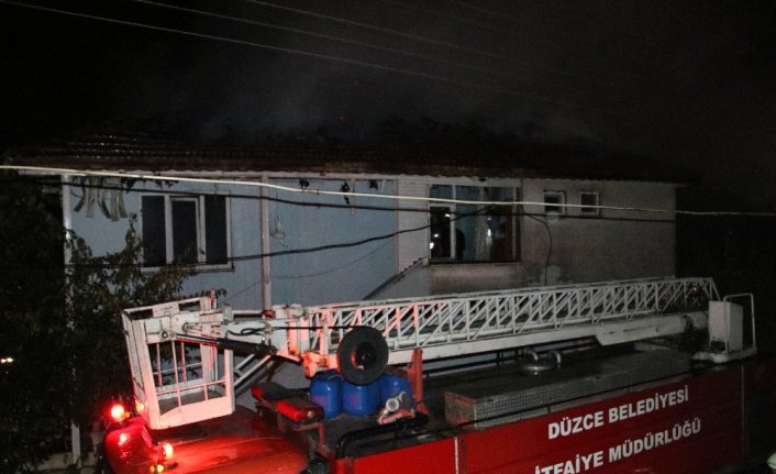 Yıldırım düşen evde yangın çıktı