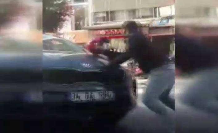 Dehşet anları! Aracı yayaların üzerine sürdü