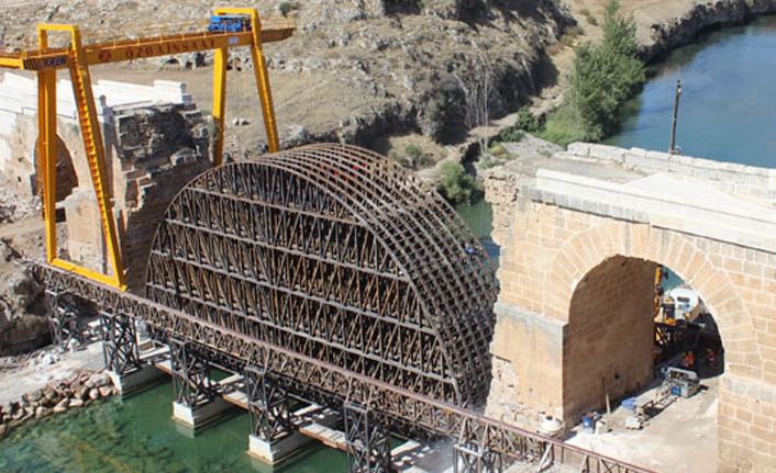 Havaya uçurulan bin 800 yıllık köprünün iki yakası birleşiyor