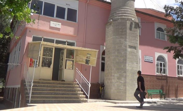 Cami imamı, kendisinden yardım isteyen şahsın bıçaklı saldırısına uğradı