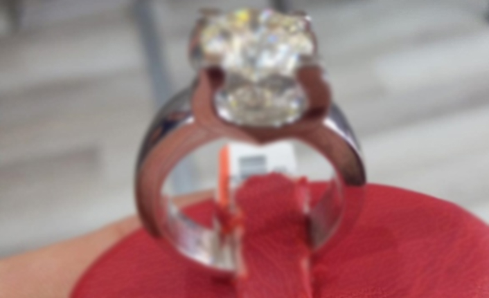 Yüzüğü yutarak çaldı