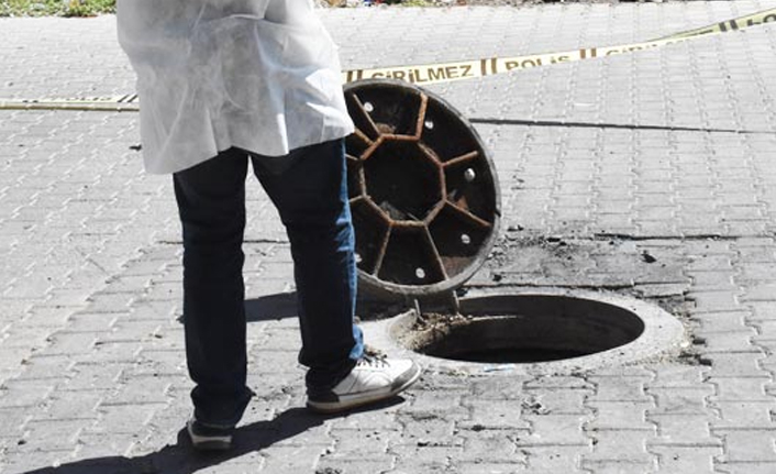 Kanalizasyon kapağının altından bomba çıktı