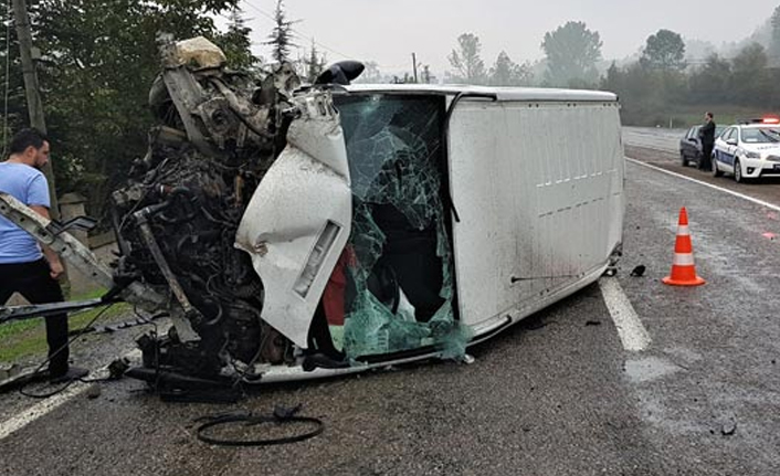 Kamyonetin önü tamamen dağıldı