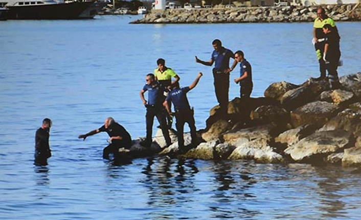 Genci polis denize atlayarak kurtardı