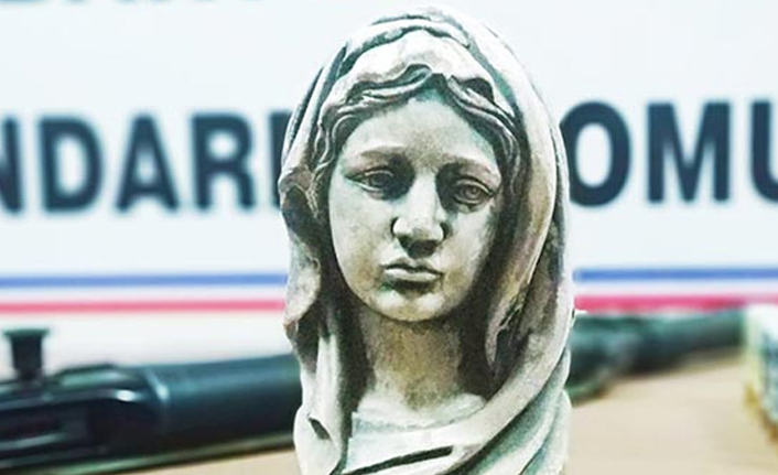 Heykeli satmak isterken yakalandı