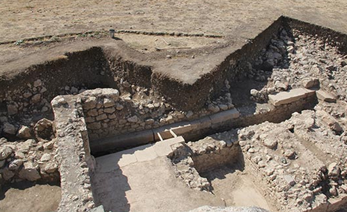 Çorum'da 1800 yıllık havuz ve veranda bulundu
