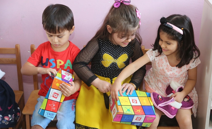 Kaymakamdan minik öğrencilere hediye
