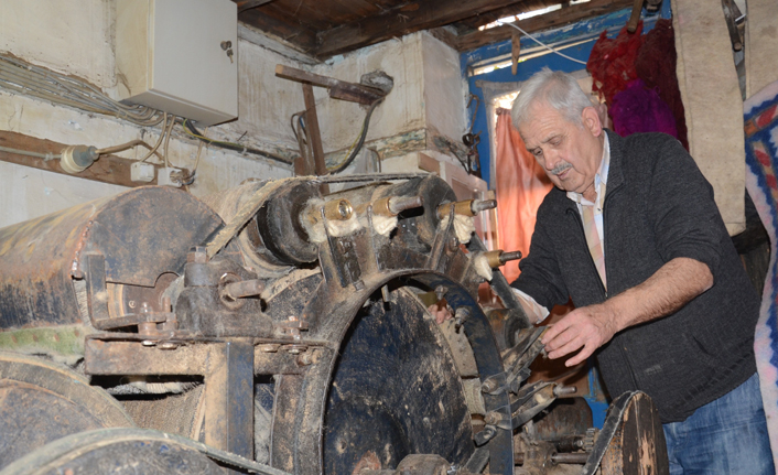 Ekmeğini keçeden kazanıyor