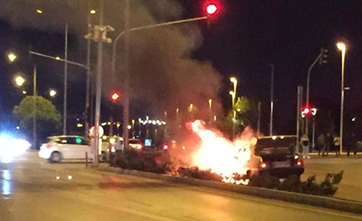 Kırmızı ışıkta beklerken alev almaya başladı