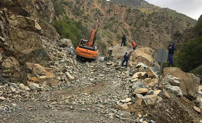 Şiddetli yağıştan karayolu ulaşıma kapandı