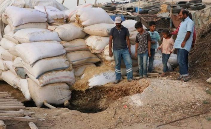 Köy ortasında toprak çöktü, dev çukur oluştu.