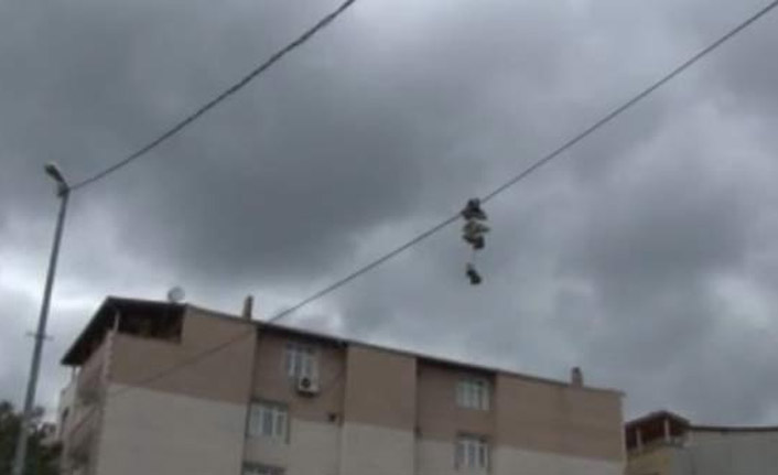 Tellerdeki ayakkabılar dikkat çekiyor