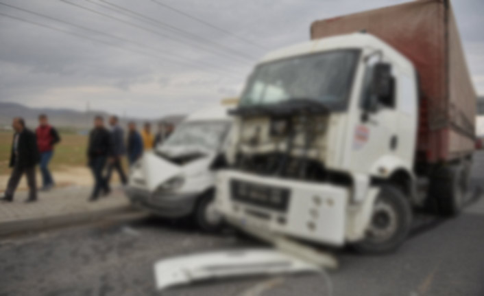 Demir yüklü tır devrildi: 1 ölü