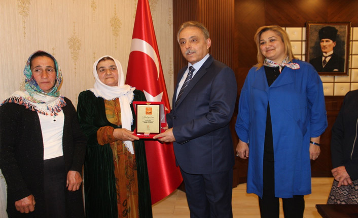 Peynir fuarının birincisi ödülünü Vali Toprak’tan aldı