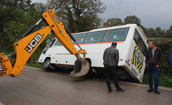 Kaygan yolda kontrolden çıkan öğrenci servisi devrildi