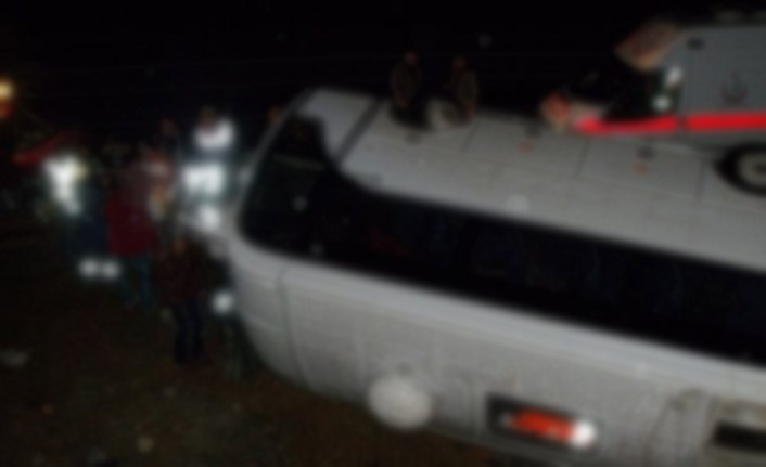 İşçi servisi devrildi: 14 yaralı