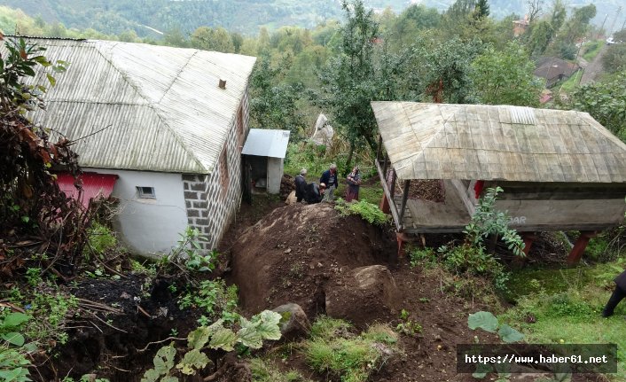 Beşikdüzü'nde dev kaya evin yanına düştü! Faciadan dönüldü!