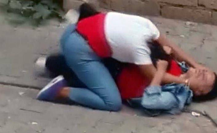 Liseli kızların kavgasını sokaktakiler güçlükle ayırabildi