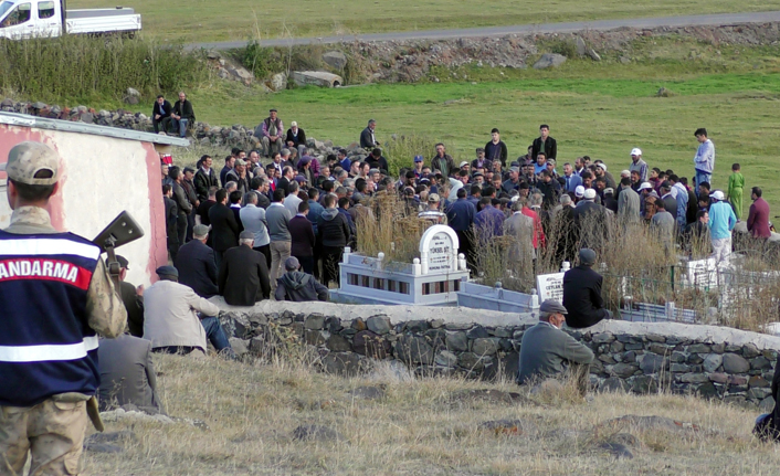 Üzerine dolap devrilen çocuk toprağa verildi
