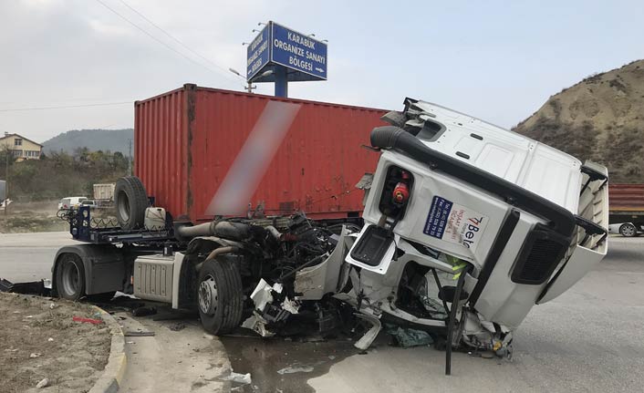 İki tır çarpıştı: 3 yaralı