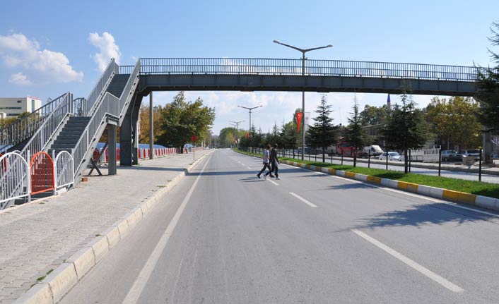 Üst geçit var, geçen yok