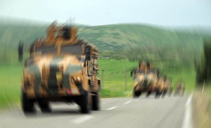 Görevden dönen askerleri taşıyan 'kirpi' aracı devrildi: 11 yaralı
