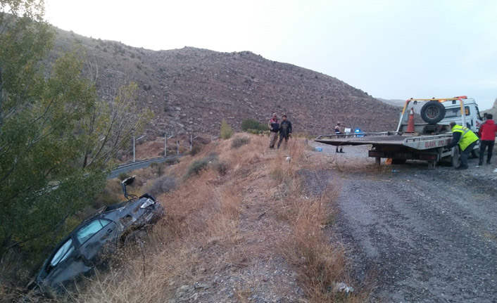 Sivas-Kayseri Yolunda Otomobil Şarampole Uçtu: 6 Kişi Yaralandı