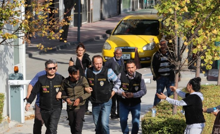 Kız arkadaşına laf atan kişiyi bıçaklayarak öldüren zanlı adliyede