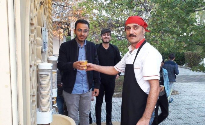 Çorba çeşmesinden  öğrencilere çorba ikramı