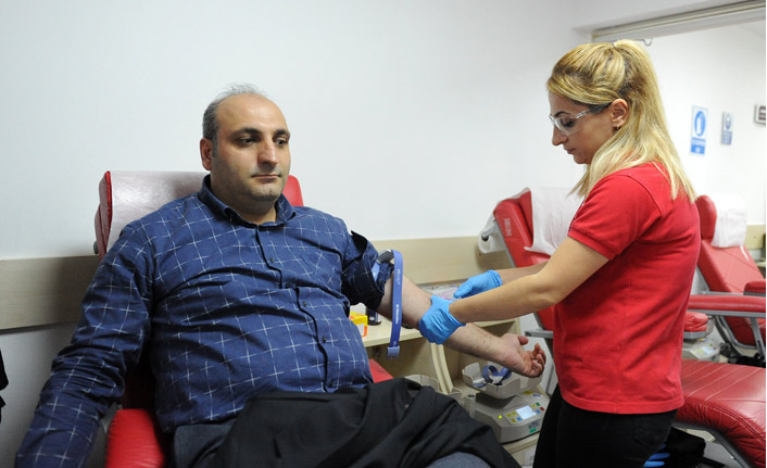 AK Parti Ortahisar İlçe Başkanlığı Minik Deniz için bağışladı