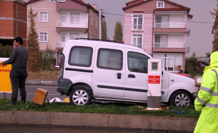 Direksiyon başında kalp krizi geçiren sürücünün kaza anı kamerada