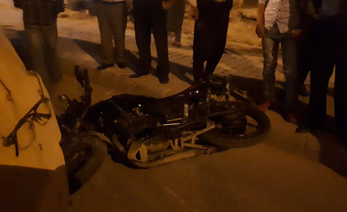 Minibüs ile motosiklet çarpıştı : 2 yaralı