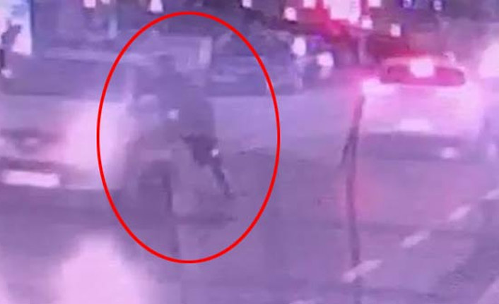 Polis memurunu 100 metre sürükledi!