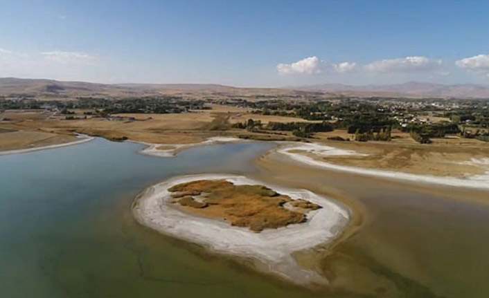 Göl suları çekilince ortaya çıktı