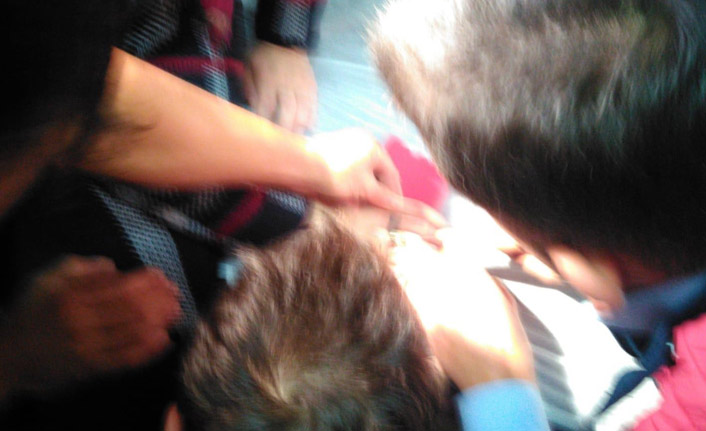 Yüzük parmağına sıkışınca testere ile kesildi