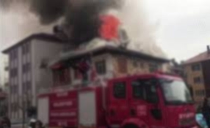 Alevlerin içinde kalan adamı itfaiye kurtardı