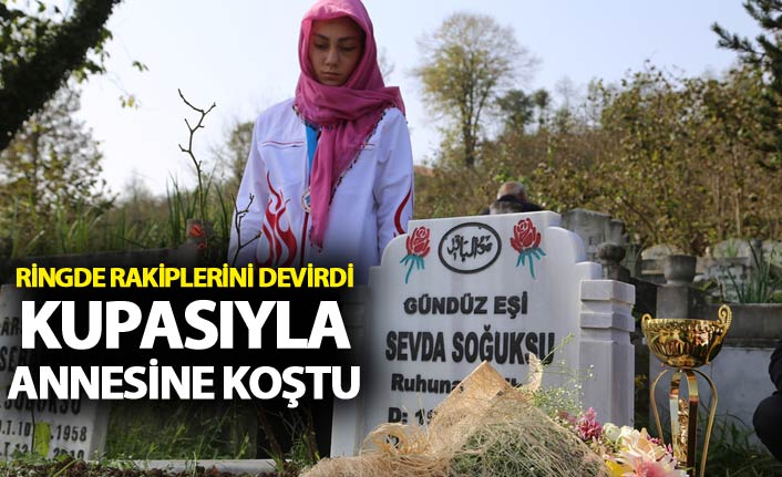 Kazandığı madalya ve kupasını annesinin mezarına götürdü