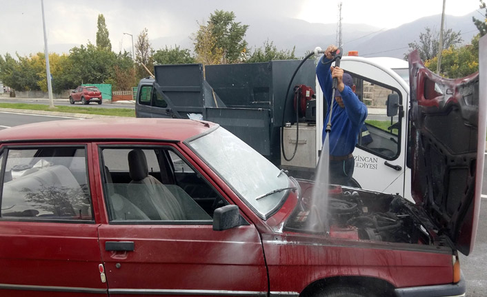 Hareket halindeki araç bir anda alev almaya başladı