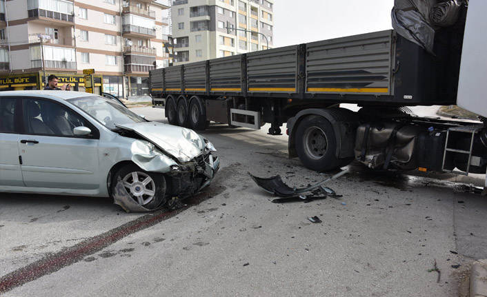 Otomobil ile tır çarpıştı : 3 yaralı