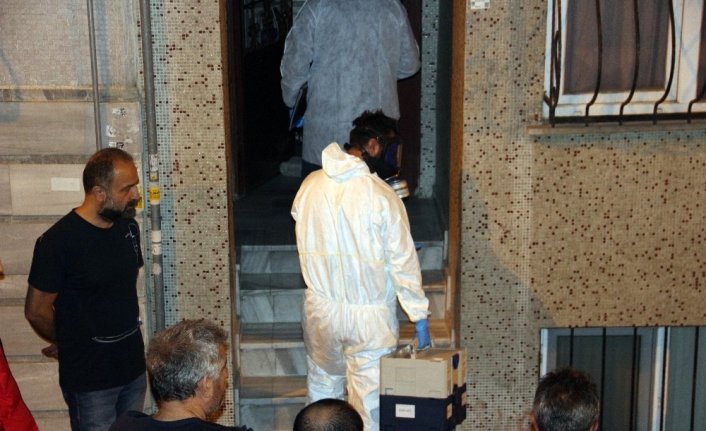 Beşiktaş’ta şüpheli ölüm, polis gaz maskesiyle eve girdi