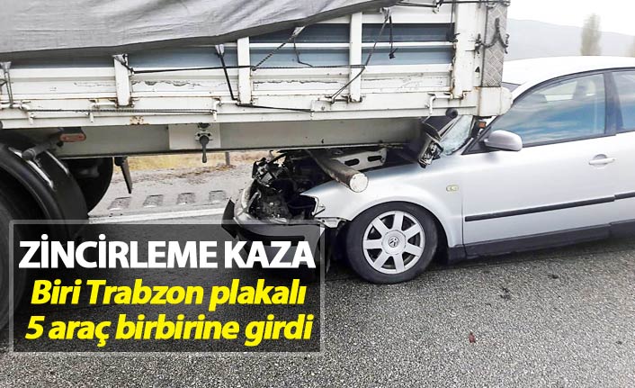 Zincirleme kaza - Otomobil tırın altına girdi