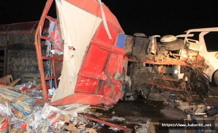 Fecİ kaza! Köprüde asılı kaldı