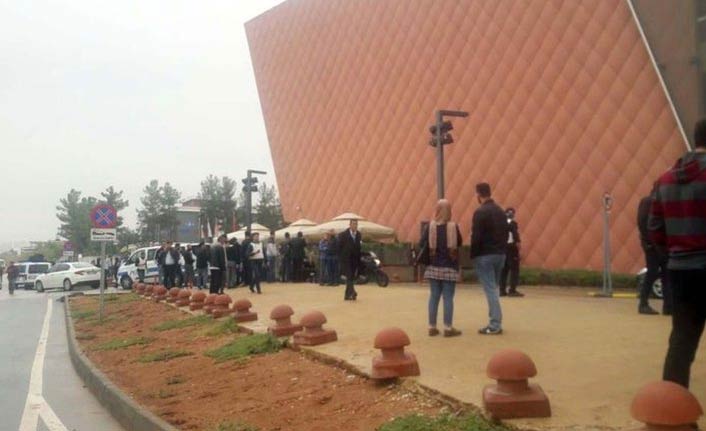 Silahıyla firar eden asker AVM'de çalışanları rehin aldı